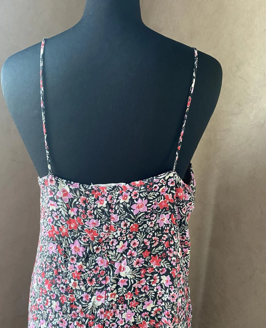 Vestido largo Mango T40 negro con flores rosas y fúcsia – tirantes finos, abertura lateral – photo 6